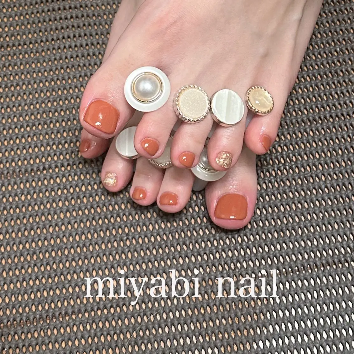 ネイル オーロラネイル フットネイル ジェルネイル ゴールド ラメ(グリッター) フットネイル miyabi nail 桂川駅近くのネイルデザイン