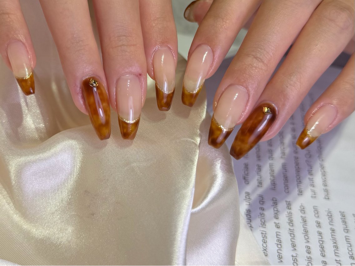 ネイル べっ甲ネイル フレンチネイル ハンドネイル Mnailsalon フィルイン対応サロンのネイルデザイン