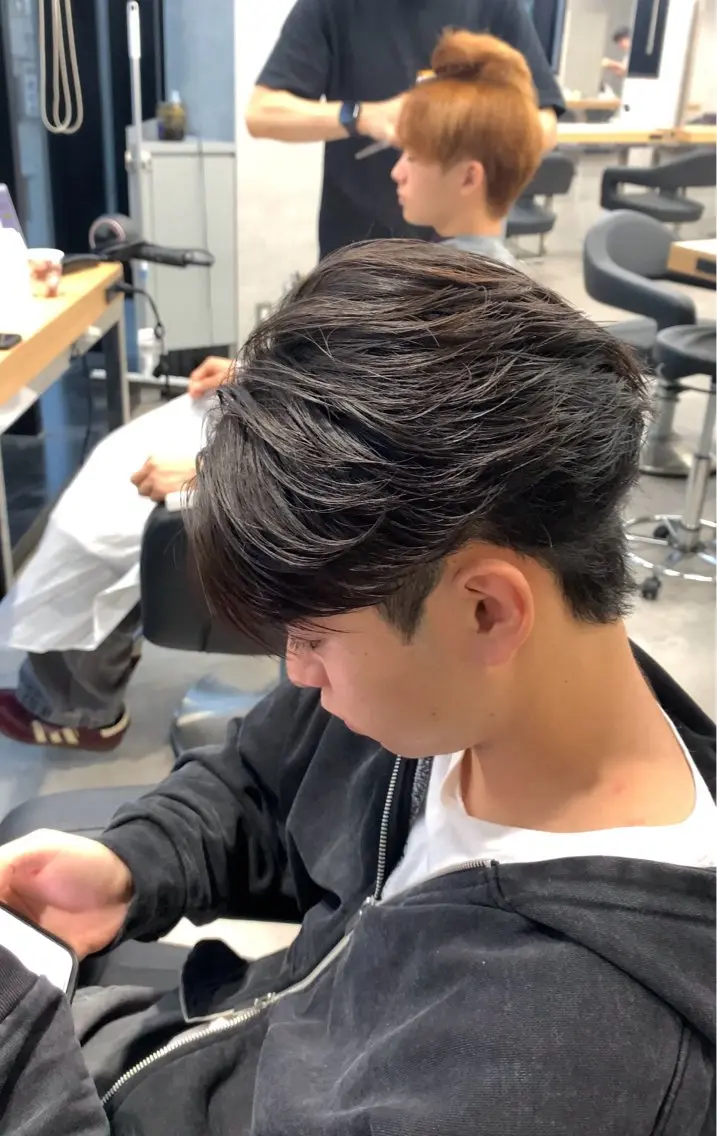 ショート パーマ ヘアアレンジ メンズ メンズパーマ メンズツイストパーマ 波巻きパーマ ツイストパーマ 曲がる縮毛矯正🔥 フェザーパーマ／海斗のヘアスタイル