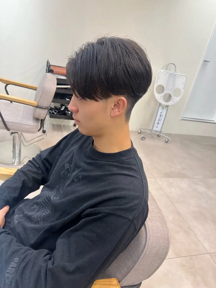 メンズ メンズブリーチ センターパート メンズハイライト メンズインナーカラー メンズ レイヤー ウルフ 弓木啓輔のヘアスタイル