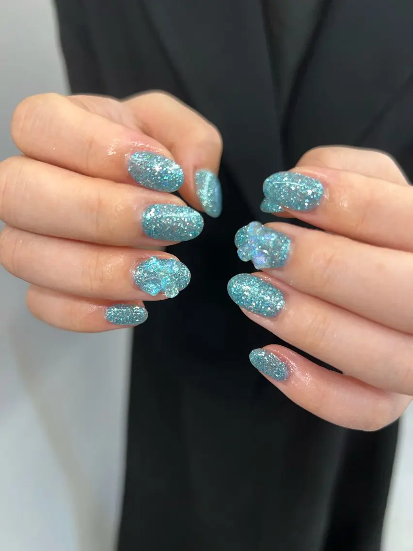 ネイル ブルー ジェルネイル キラキラネイル 韓国ネイル ラメ(グリッター) ハンドネイル ハンドケア Bana_ Nailのネイルデザイン