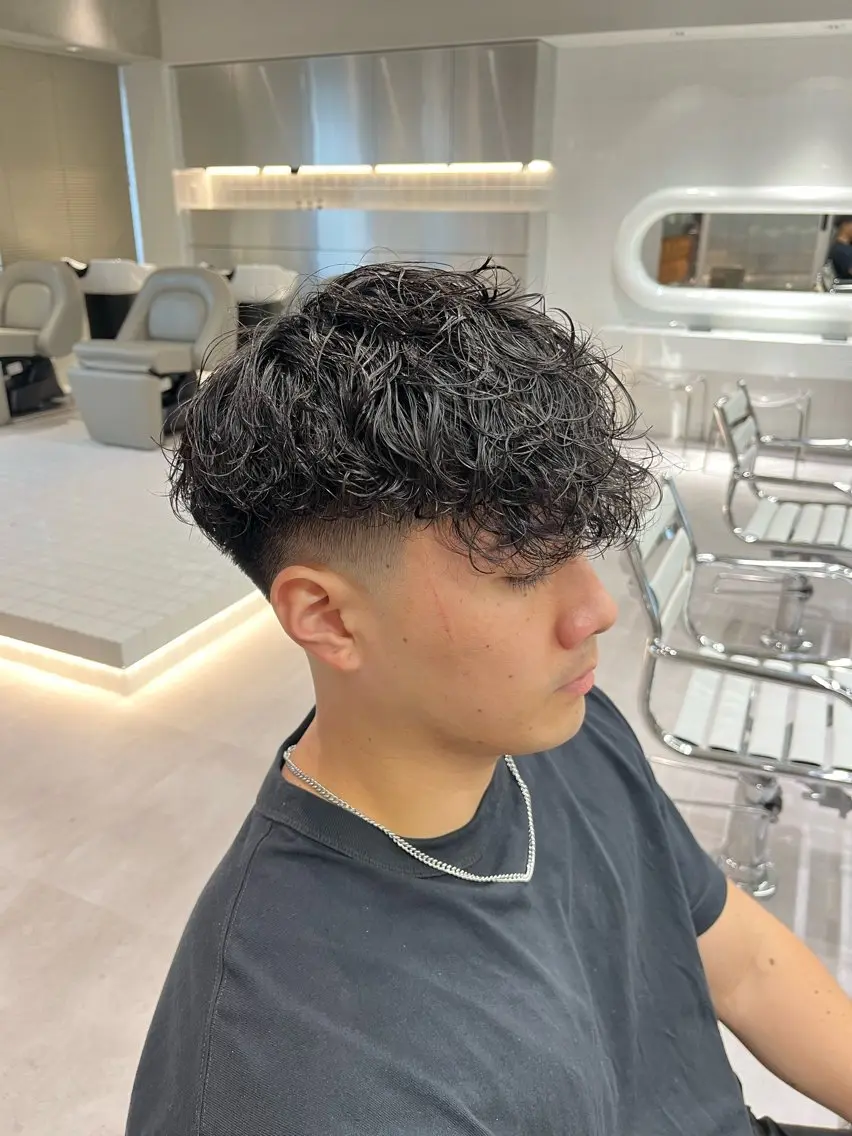 ショート パーマ メンズ ⚡メンズパーマフ ェードカットTomyのヘアスタイル