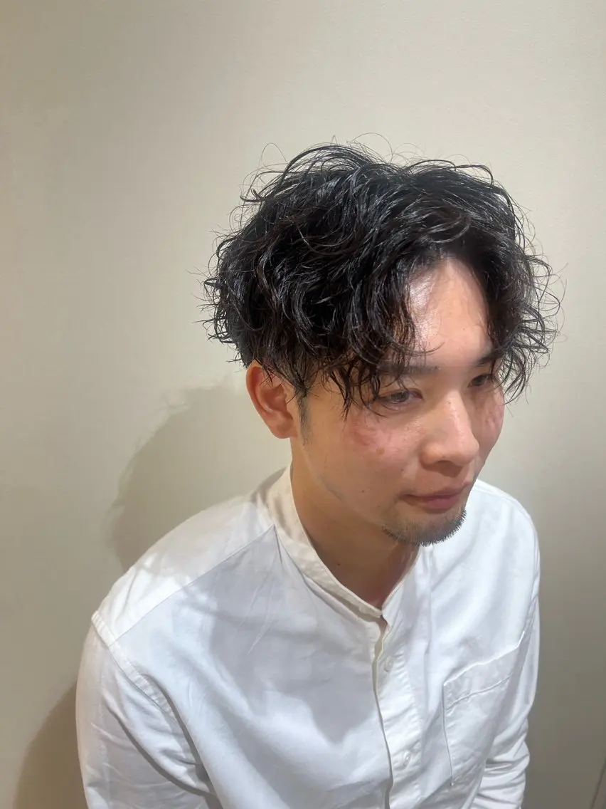 パーマ メンズ センターパート メンズパーマ ツイストスパイラルパーマ スパイラルパーマ メンズ レイヤー ウルフ 弓木啓輔のヘアスタイル