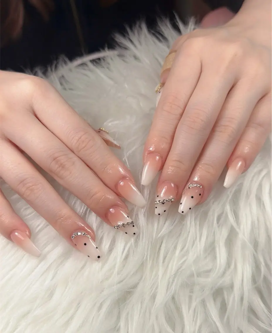 ネイル チークネイル フレンチネイル グラデーション キラキラネイル 韓国ネイル ハンドネイル HIKARIHANA NAILのネイルデザイン