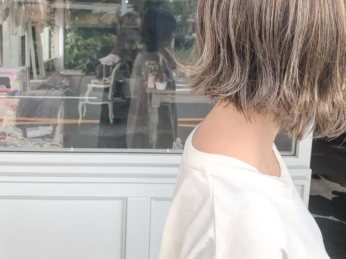 ショート カラー ヘアアレンジ ブリーチ グラデーションカラー ハイライトカラー ハイライト おくれ毛 Mariana/ 鶴原-ハイライトのヘアスタイル