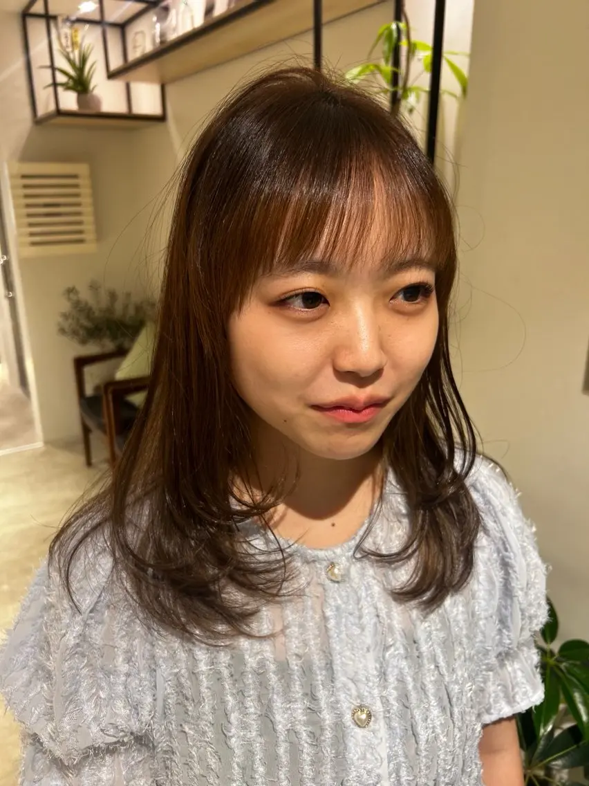 セミロング 顔まわりレイヤー レイヤーカット 暖色カラー 奥村陽花のヘアスタイル