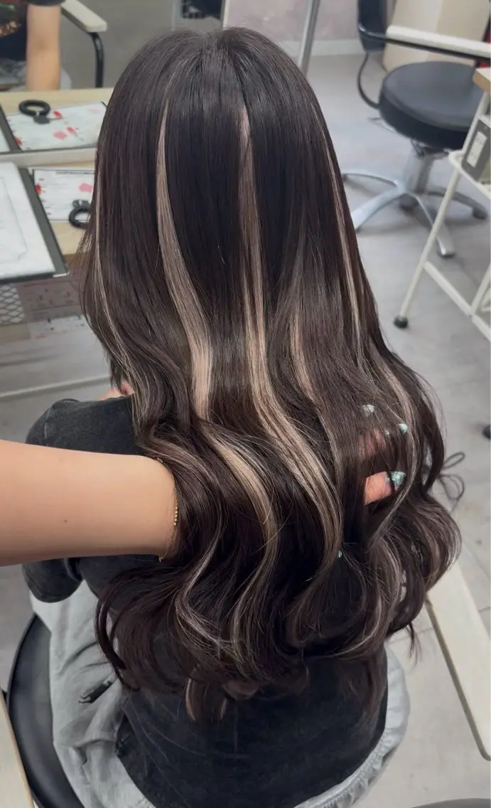 ミディアム カラー アッシュ バレイヤージュ ミストバング ベージュカラー 黒髪 ヘアカラー エクステ 歩くパワースポット 🦋KAHOのヘアスタイル