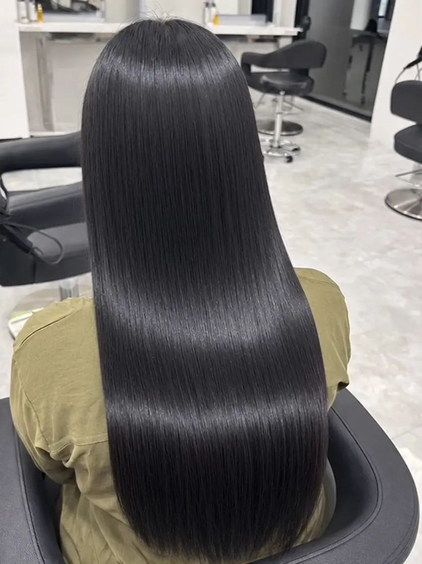 ロング カット 縮毛矯正 暗髪うる艶ヘア🫧 yumi🐈‍⬛🪽のヘアスタイル