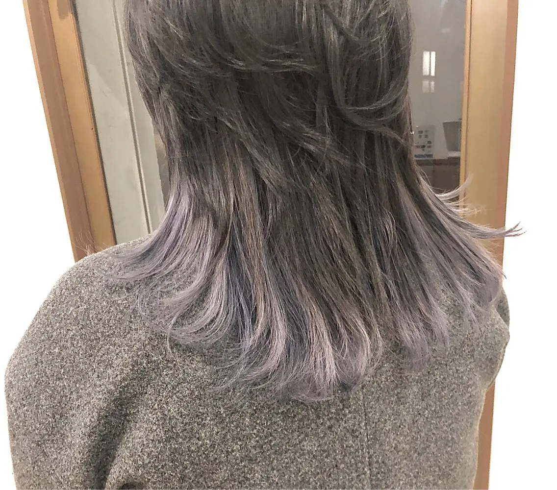 セミロング カラー パーマ ヘアアレンジ ブリーチ インナーカラー ラベンダーカラー ラベンダーグレー 顔まわりレイヤー カット ヘアカラー トリートメント 【ツヤ髪美容師】 ツダケイスケのヘアスタイル