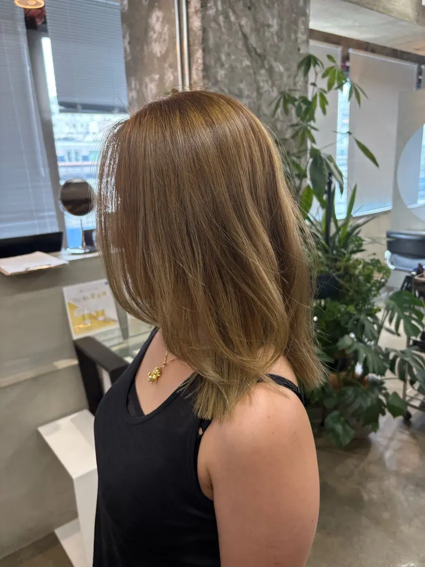 セミロング ニシタニ コハルのヘアスタイル