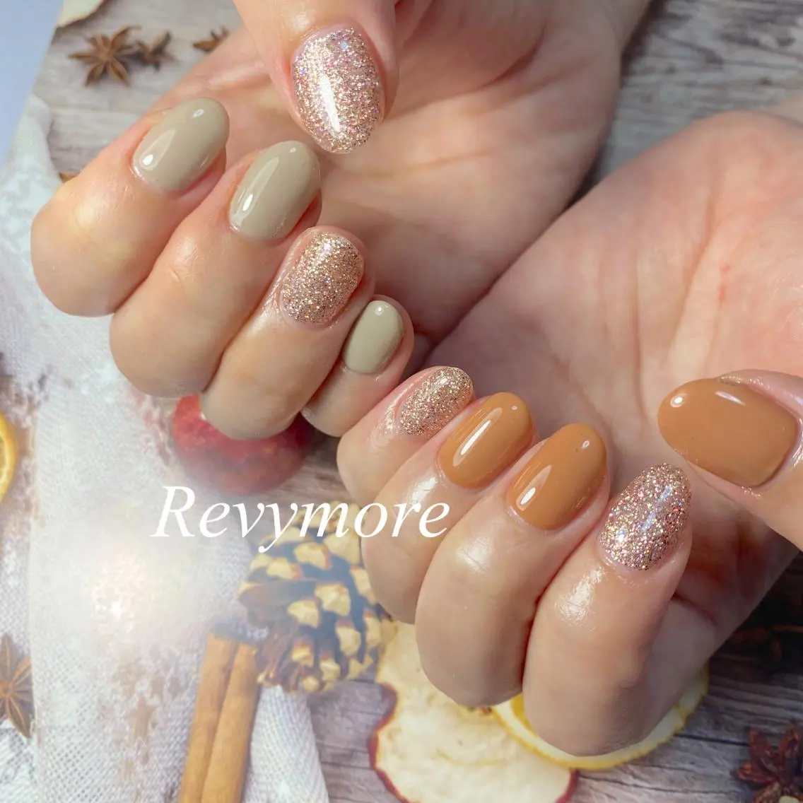 ショート ネイル ブラウン ジェルネイル ラメ(グリッター) ワンカラーネイル シンプルネイル nail salon Revymoreのネイルデザイン