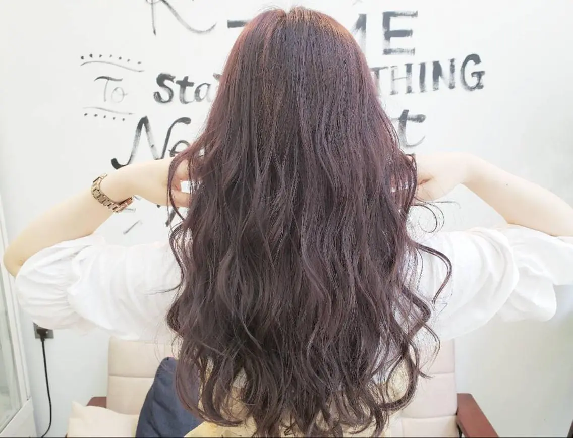 ロング アッシュ パープルカラー Luana. 細澤のヘアスタイル