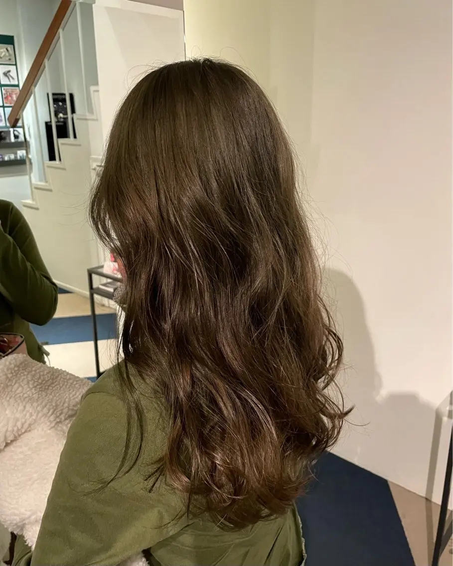 ロング カラー オリーブカラー 向坂 亜美のヘアスタイル