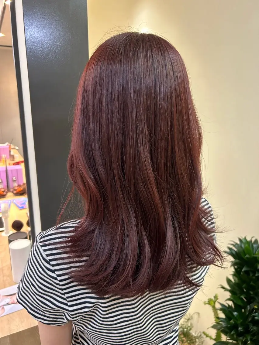 セミロング カラー ブリーチ ボルドーカラー ブリーチなしカラー hubhair レイヤー/透明感のヘアスタイル