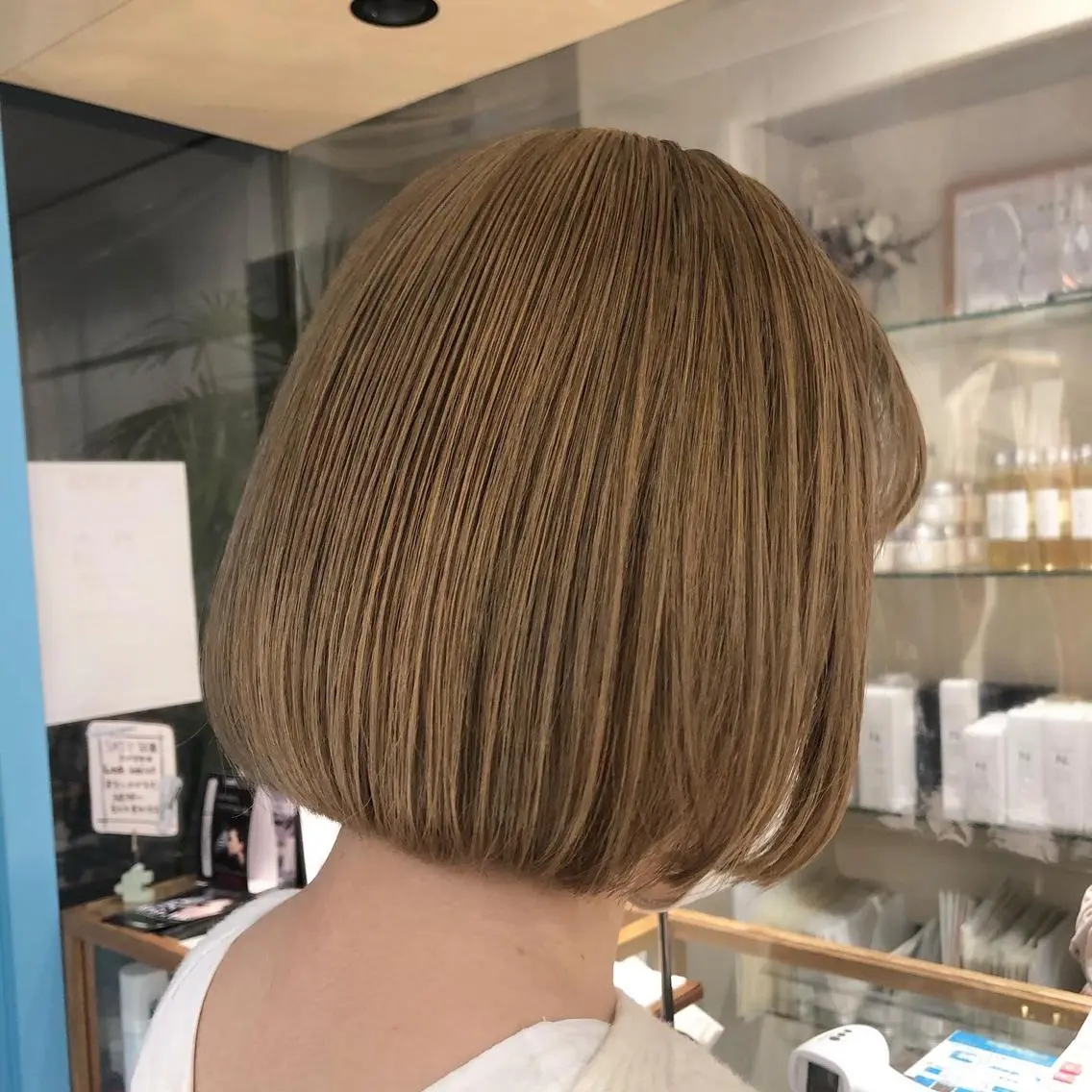 ショート カラー ベージュカラー ブリーチ ケアブリーチ ミルクティーベージュ トリートメント 大岩 茉愉のヘアスタイル