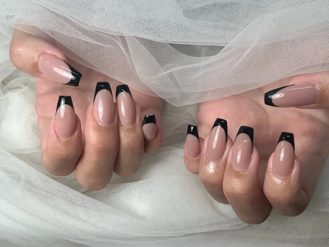 フレンチネイル【ベース色あり】　¥8,750の写真