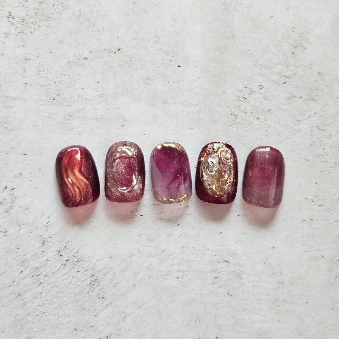 ネイル キラキラネイル マグネットネイル 赤色 冬ネイル クリスマス ハンドネイル Nailsalon manoのネイルデザイン