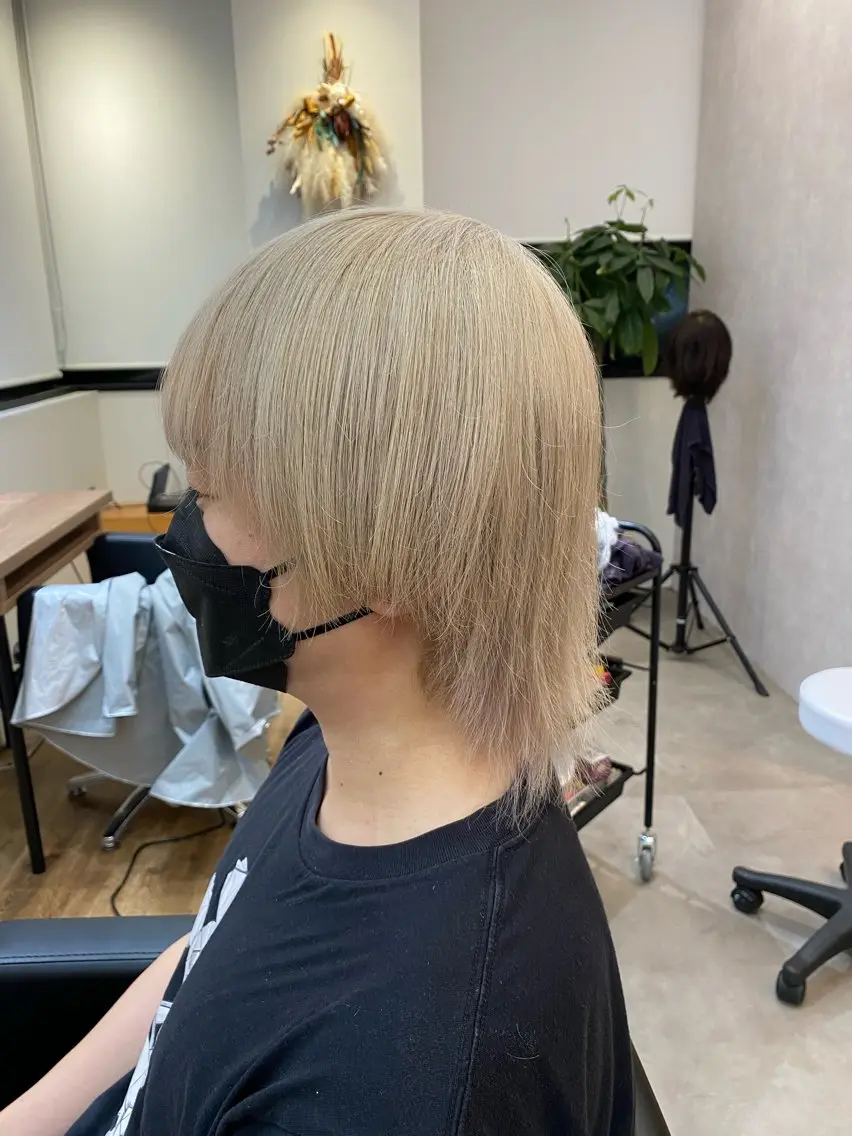 カラー メンズ メンズウルフカット ベージュカラー ホワイトベージュ ウルフカット BLEACHi高崎店 /湯浅泳作のヘアスタイル