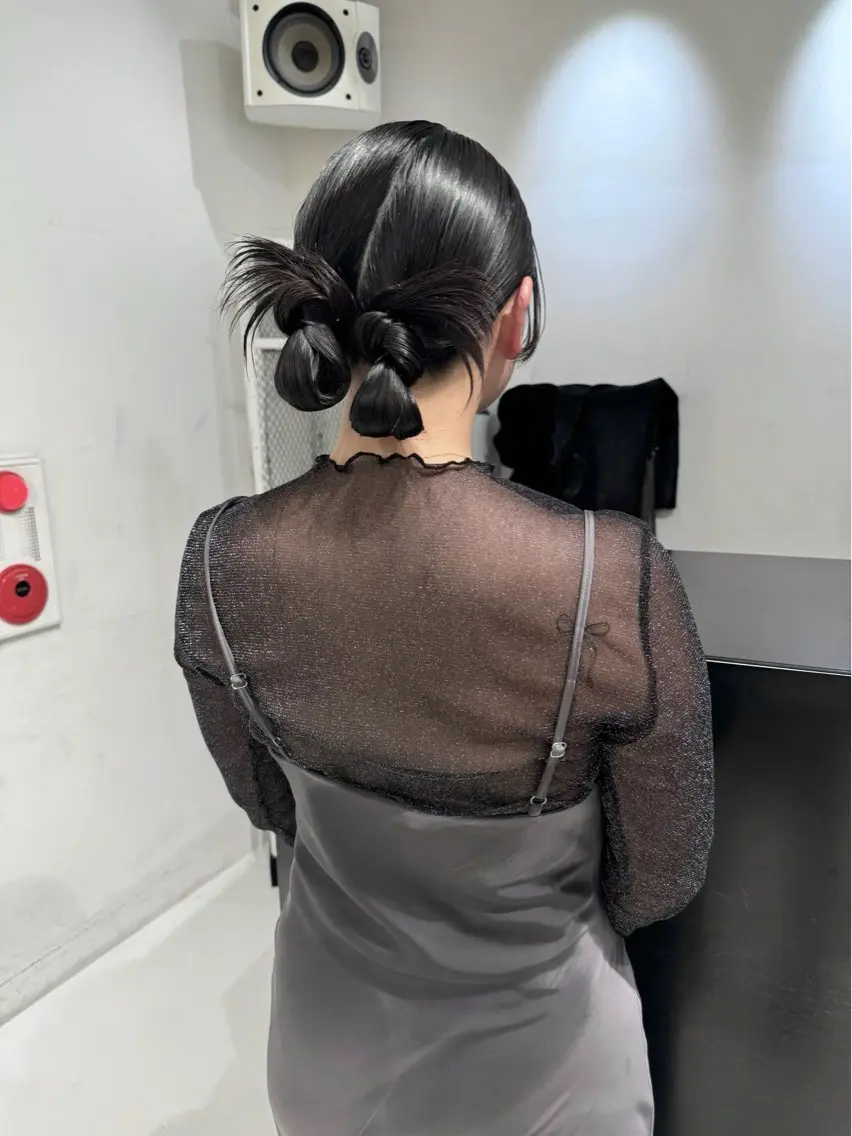 ロング カラー ヘアアレンジ 黒髪 ブルーカラー ブルーブラック ヘアセット 艶ハイトーン/ヘア アレンジAYAKAのヘアスタイル