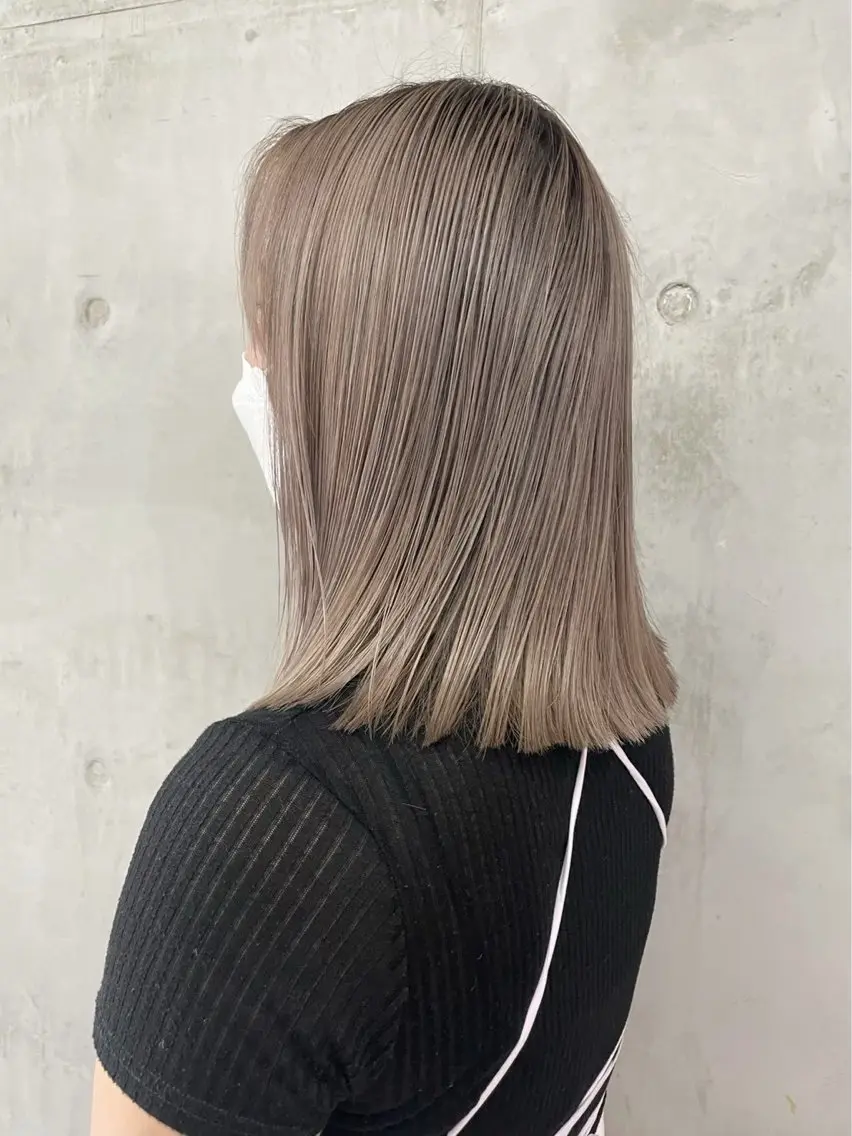 ミディアム カラー 切りっぱなしボブ ベージュカラー デザインカラー ダブルカラー グレージュ ヘアカラー 南堀江レイヤーカット MIKU🍒のヘアスタイル