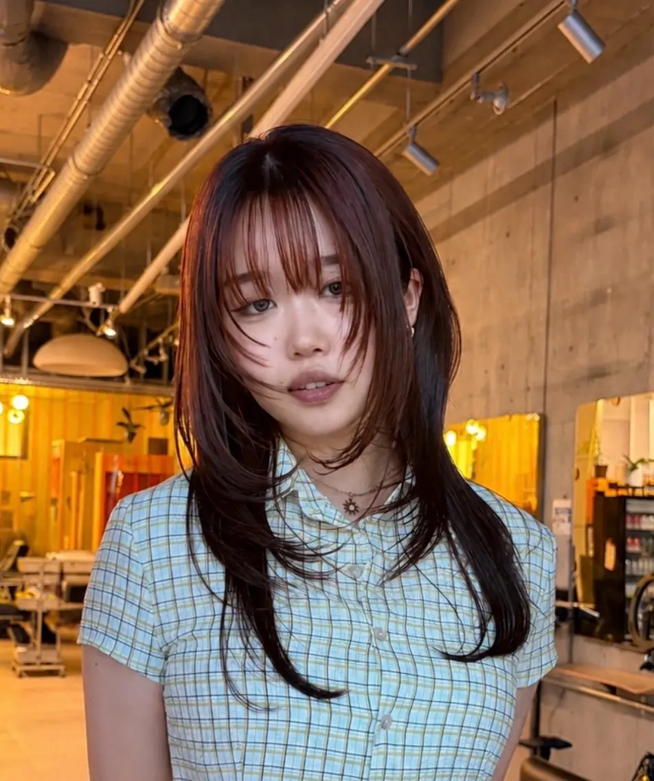 ロング レイヤーカット カット sara ブリーチカラーのヘアスタイル