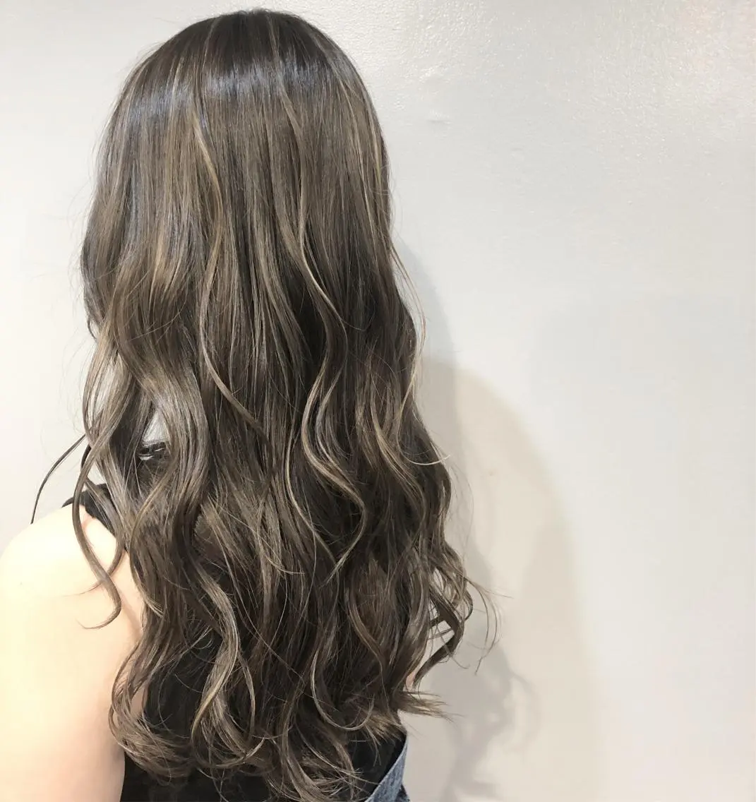 ロング カラー グレージュ ハイライトカラー ハイライト 髪質改善で 憧れの潤艶美髪にのヘアスタイル