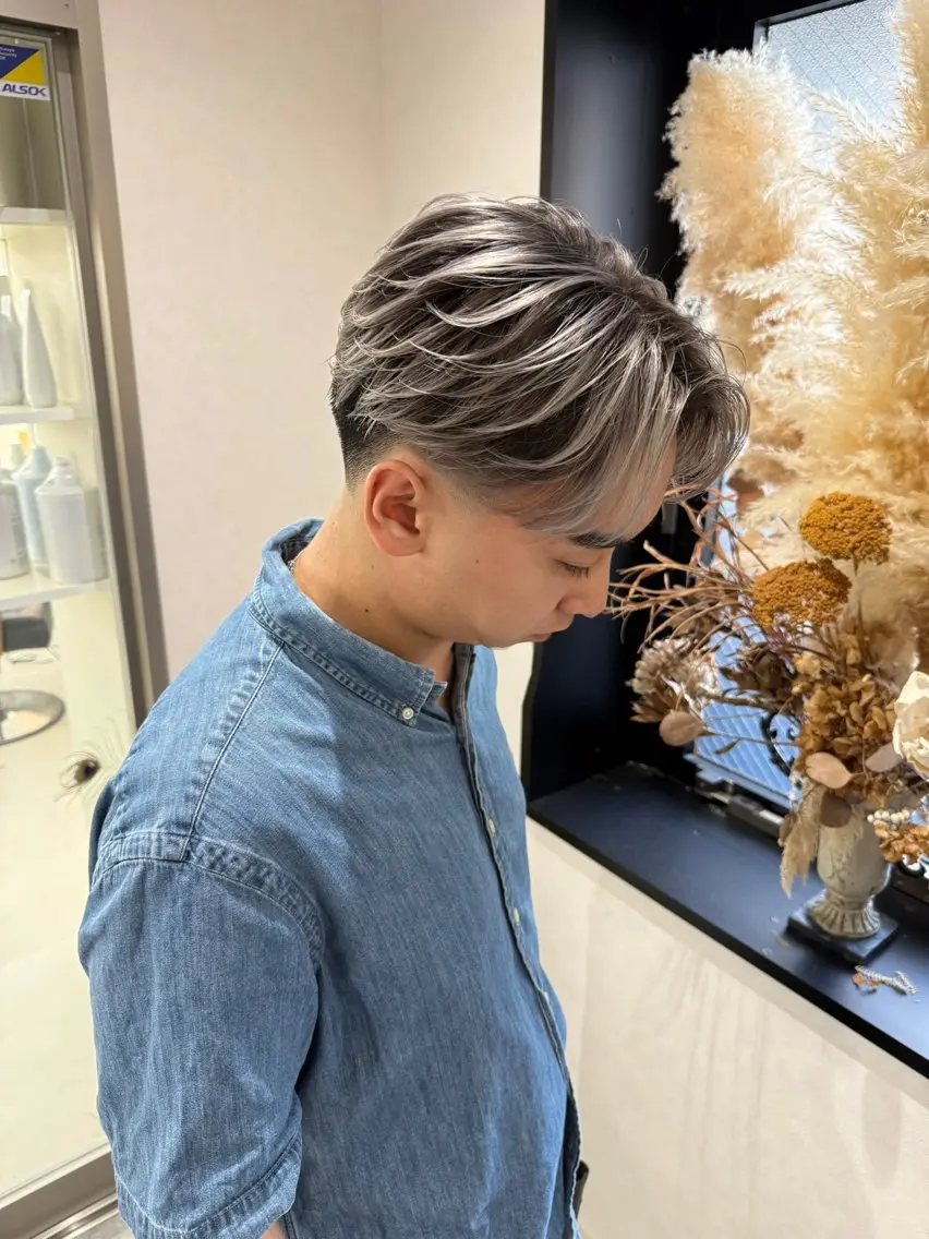 カラー メンズ センターパート メンズハイライト ハイライトカラー シルバー ヘアカラー トリートメント 𝐑𝐲𝐮𝐤𝐢 【店長】ALEAPのヘアスタイル
