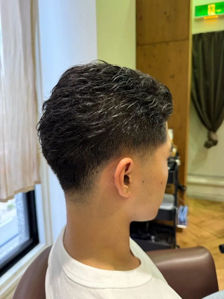 ショート メンズ オールバック フェードカット かきあげバング 溝口 槙里也のヘアスタイル