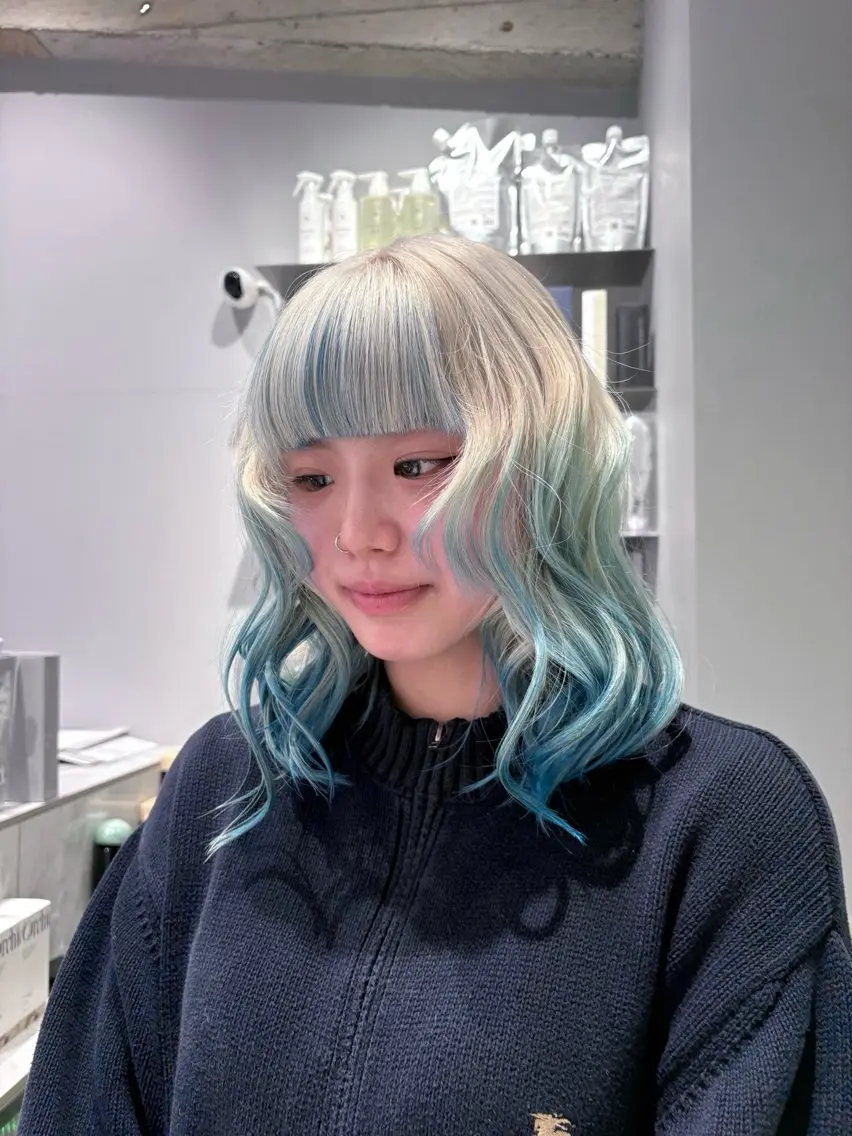 ミディアム カラー ブロンド ブルーカラー ホワイトブロンド カット ヘアカラー トリートメント 菜々🦖新宿 men's特化のヘアスタイル
