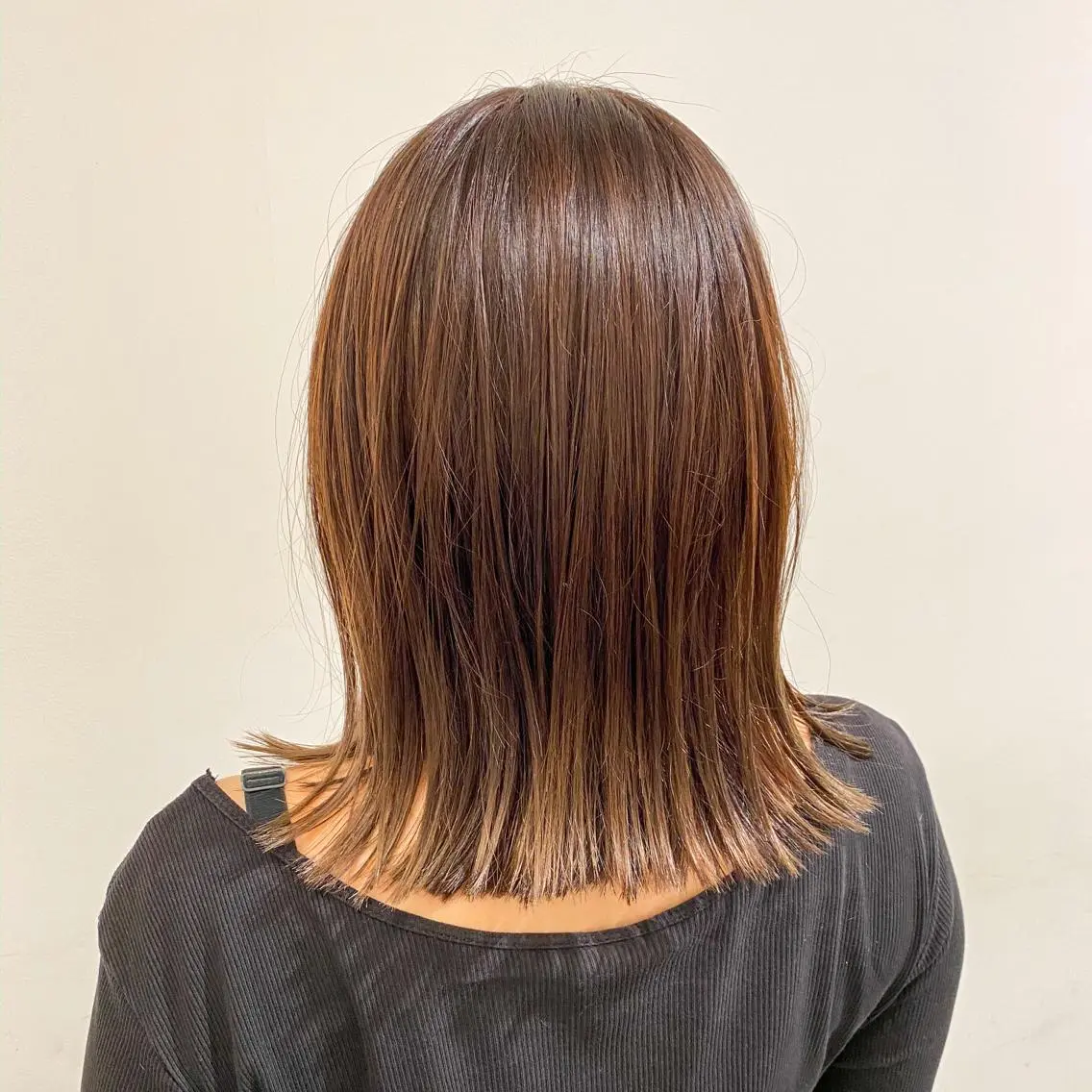 ミディアム カラー グレージュ 切りっぱなしロブ tender KOZONOのヘアスタイル