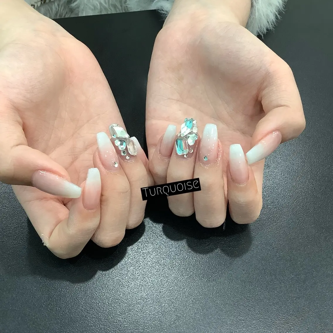 ネイル ハンドネイル ハンドケア 個性派ネイルサロン 💅🏼ターコイズのネイルデザイン