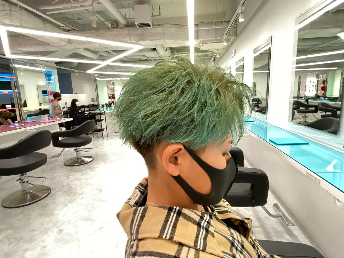 ショート カラー メンズ メンズブリーチ センターパート ブリーチ 赤み消し🌿 透明感カラー🫧のヘアスタイル