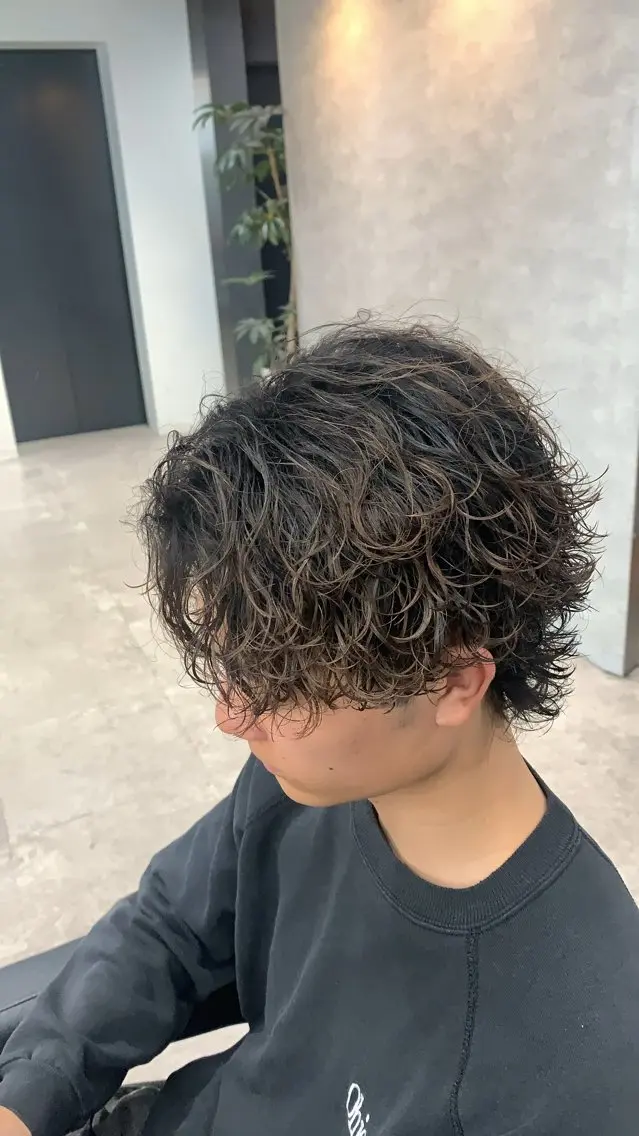 ショート カラー パーマ メンズ メンズブリーチ フェザーパーマ メンズハイトーン メンズパーマ スペインカール ⚡️メンズ特化⚡️ RYUKIのヘアスタイル