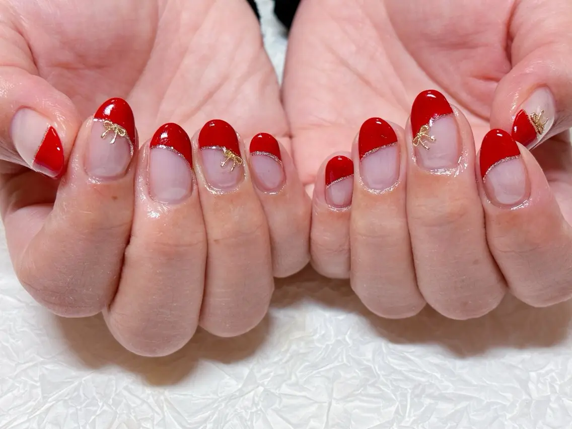 ネイル フレンチネイル 斜めフレンチ 冬ネイル クリスマス ハンドネイル ハンドケア 💫ゆか_ Nailartistのネイルデザイン
