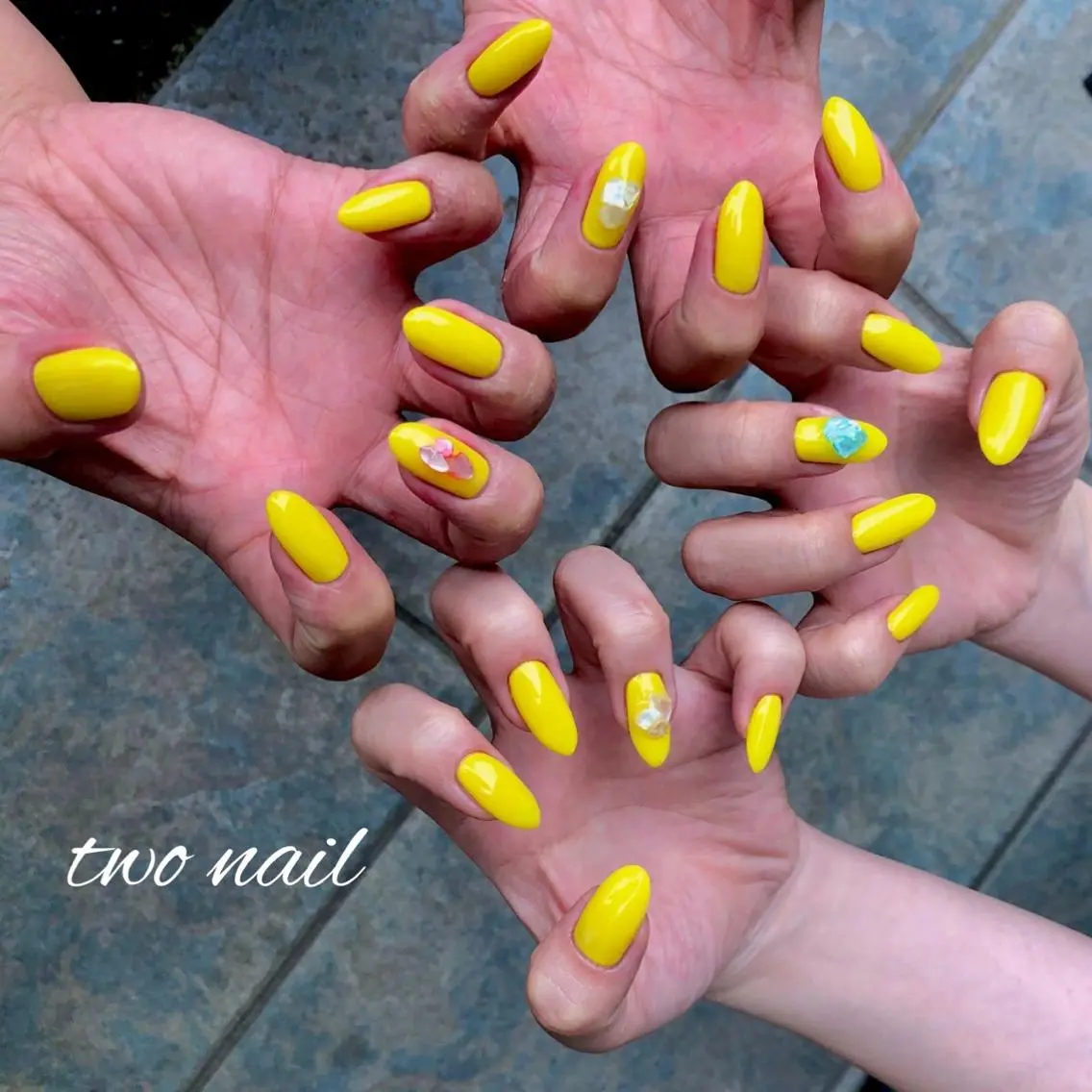ネイル フットネイル ハート おそろいネイル ワンカラーネイル 黄色 ハンドネイル two nailのネイルデザイン