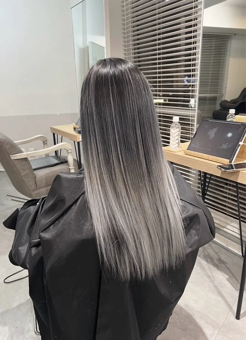 セミロング カラー バレイヤージュ シルバー ホワイトシルバー レイヤーカット 指名数No.1 /NAOYAのヘアスタイル