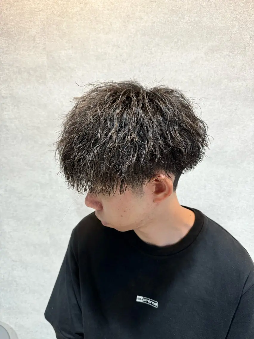 ショート カラー パーマ ヘアアレンジ メンズ センターパート メンズハイライト メンズメッシュ マッシュ メンズパーマ カット パーマ トリートメント ヘッドスパ ヘアセット 仕上がり満足度No. 1🔥BLUCK🔥のヘアスタイル