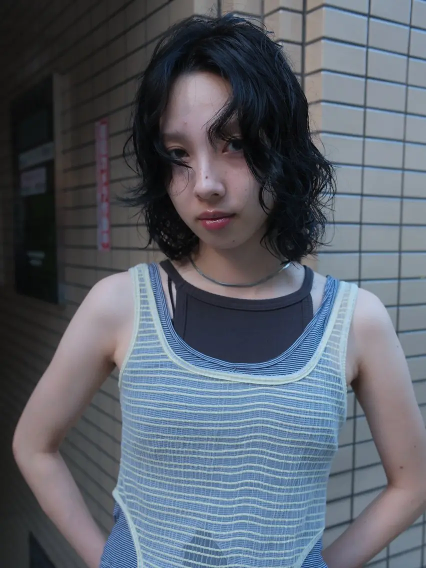 ミディアム パーマ 顔周りレイヤーカット ブリーチminamiのヘアスタイル
