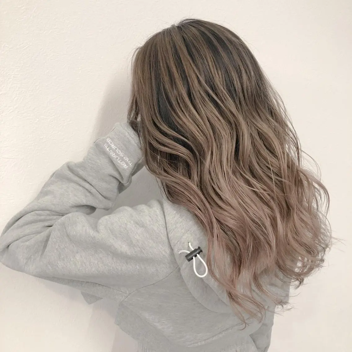 ロング カラー ヘアアレンジ アッシュ バレイヤージュ ベージュカラー デザインカラー ハイライトカラー アンドウ ユウ/ レイヤーカット/韓国のヘアスタイル