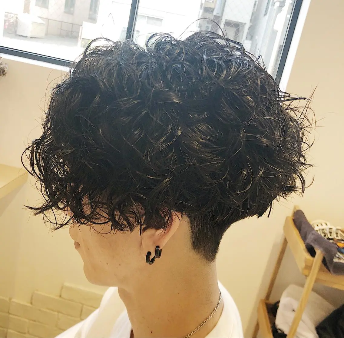 ショート カラー パーマ ヘアアレンジ メンズ センターパート メンズパーマ 【ツヤ髪美容師】 ツダケイスケのヘアスタイル
