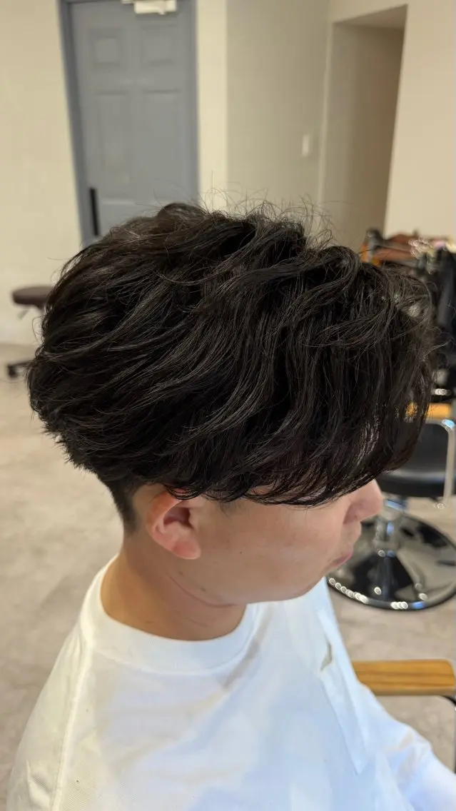 ショート メンズ フェザーパーマ メンズパーマ カット パーマ soyon 心斎橋店のヘアスタイル
