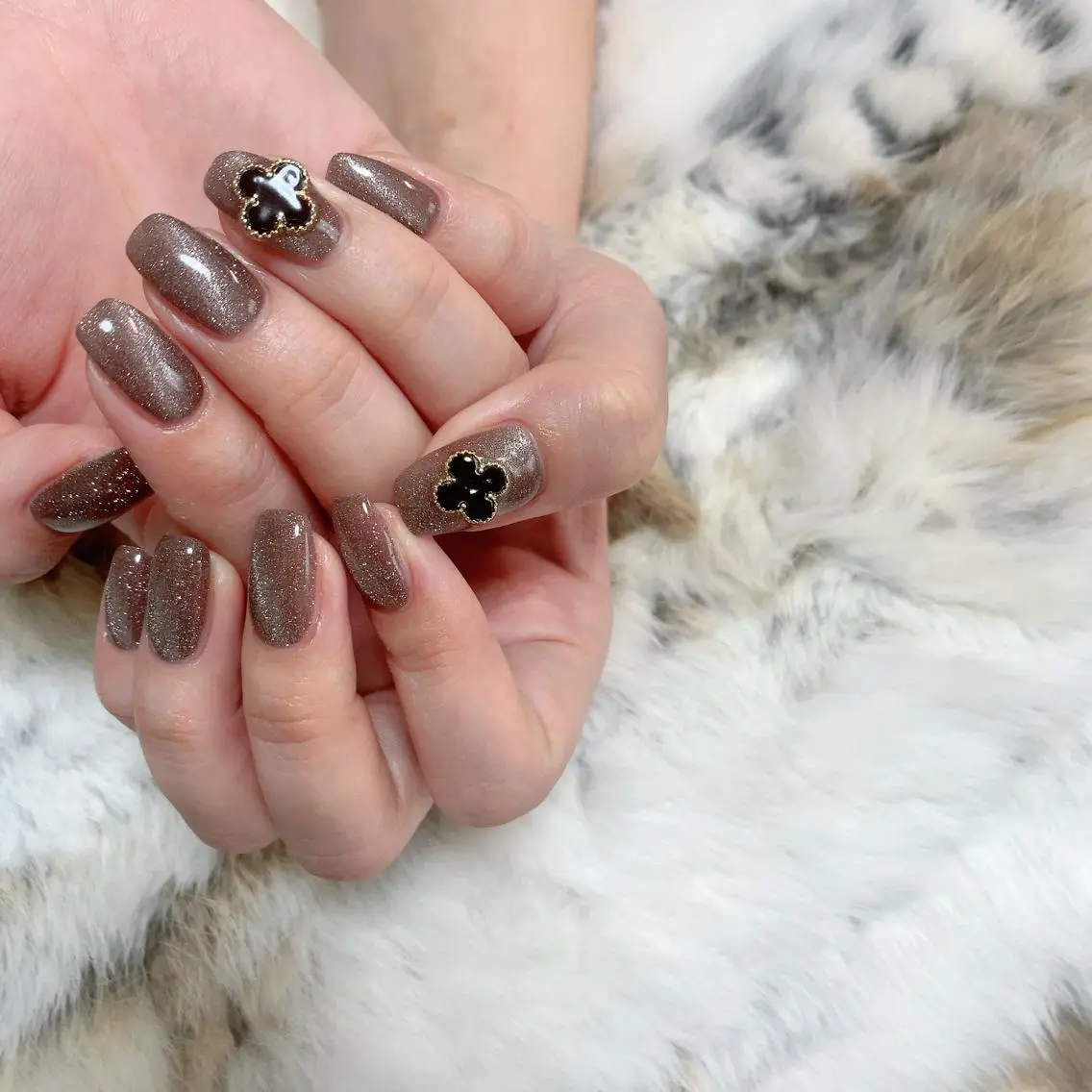 ミディアム ネイル オーロラネイル フレンチネイル キラキラネイル ワンホンネイル 冬ネイル ハンドネイル Lance nailのネイルデザイン