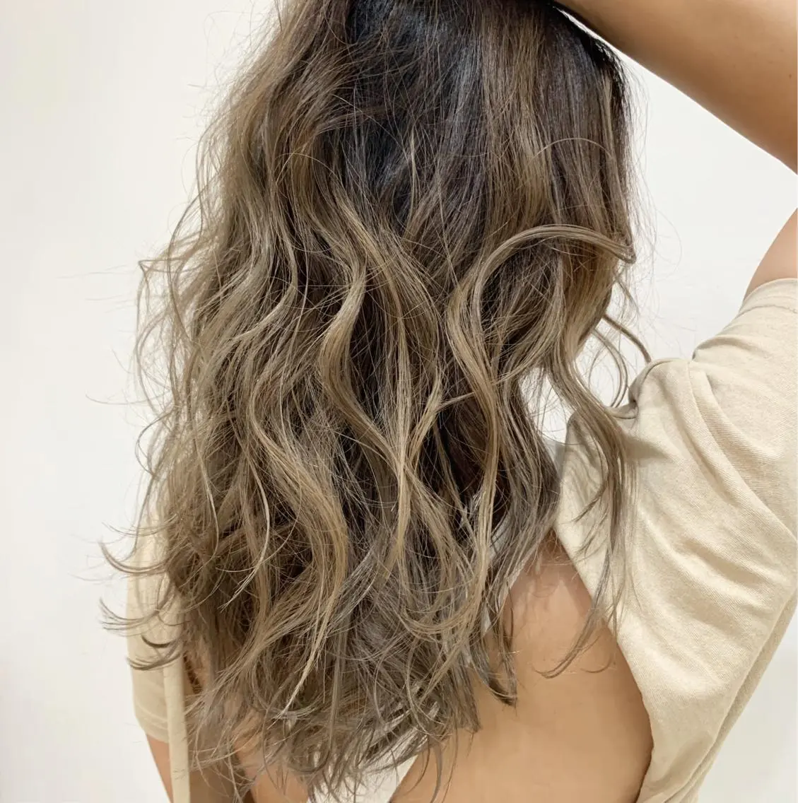 カラー バレイヤージュ ✨艶ブリーチカラー ✨四ノ宮裕己のヘアスタイル