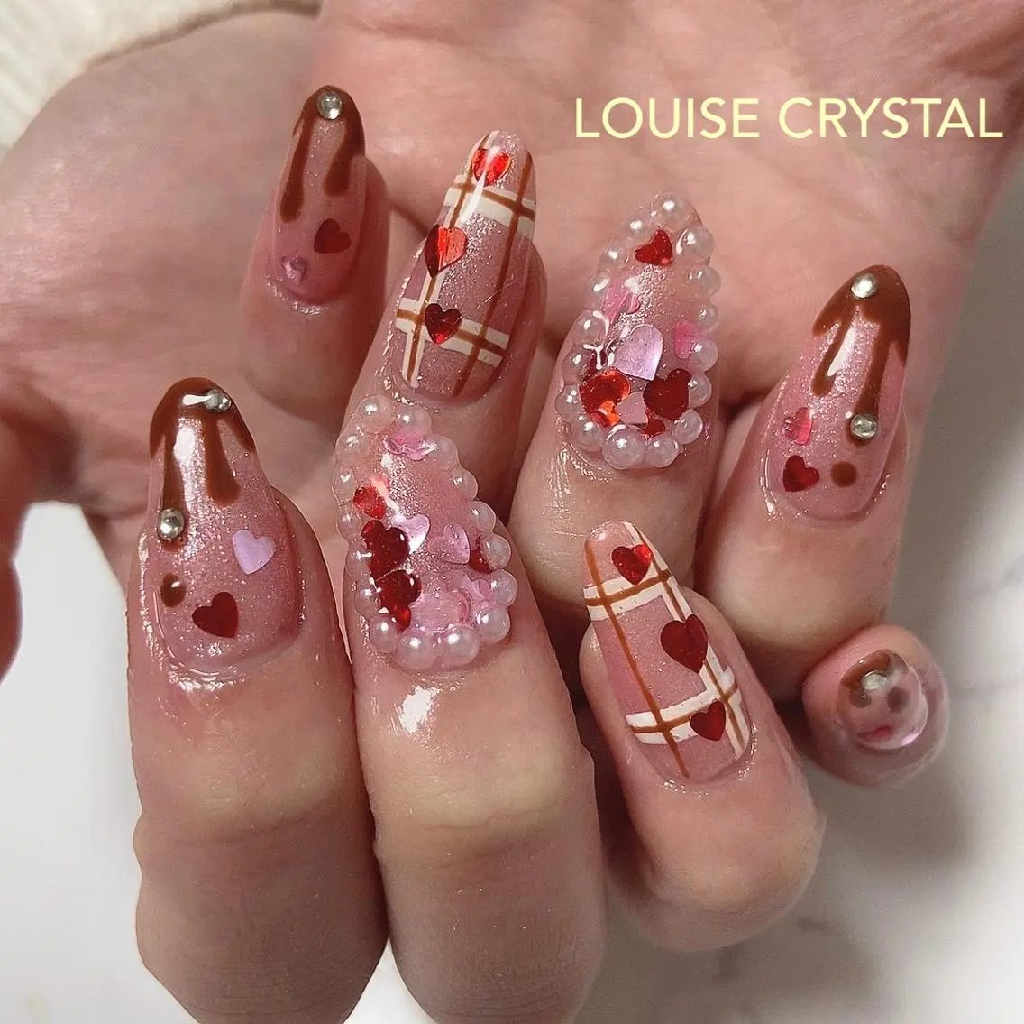 ネイル バレンタイン ハンドネイル LOUISE CRYSTALのネイルデザイン