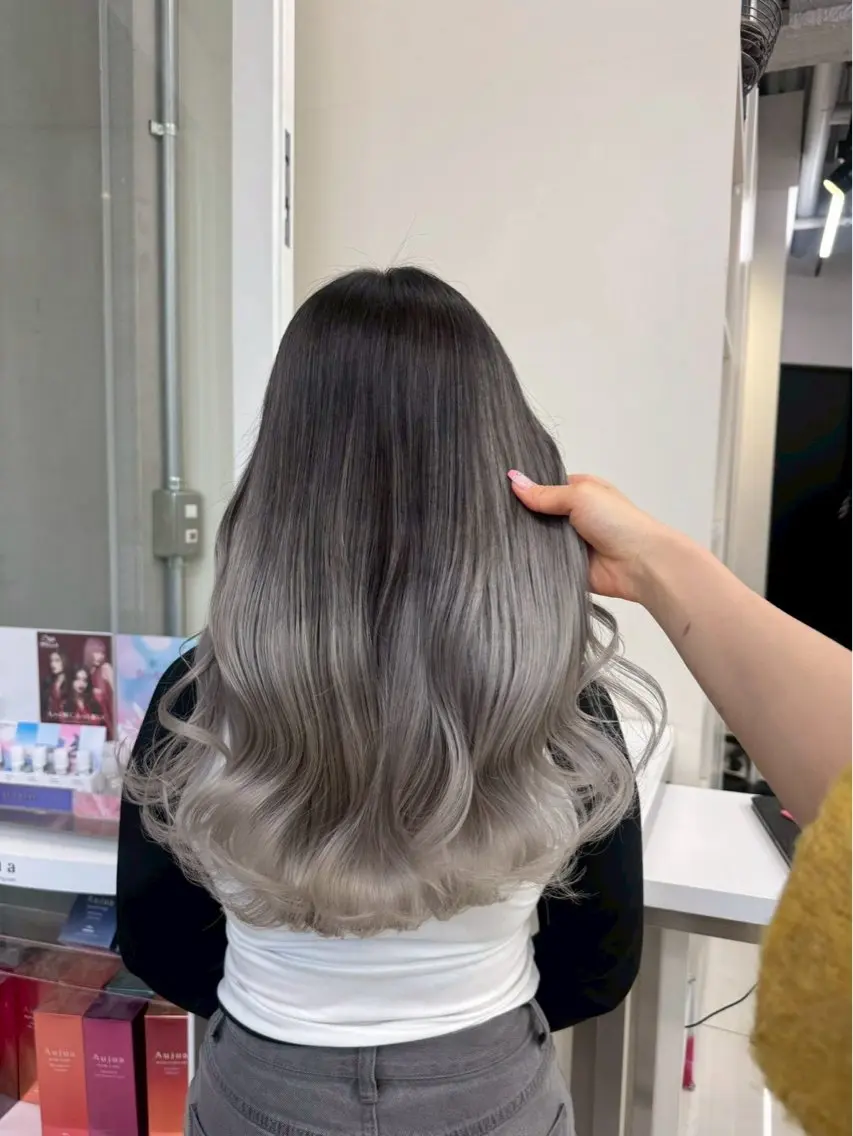 セミロング 外国人風カラー ハイライト レイヤーカット ヘアカラー トリートメント ⚜️バレイヤージュの 小池柚葉⚜️のヘアスタイル
