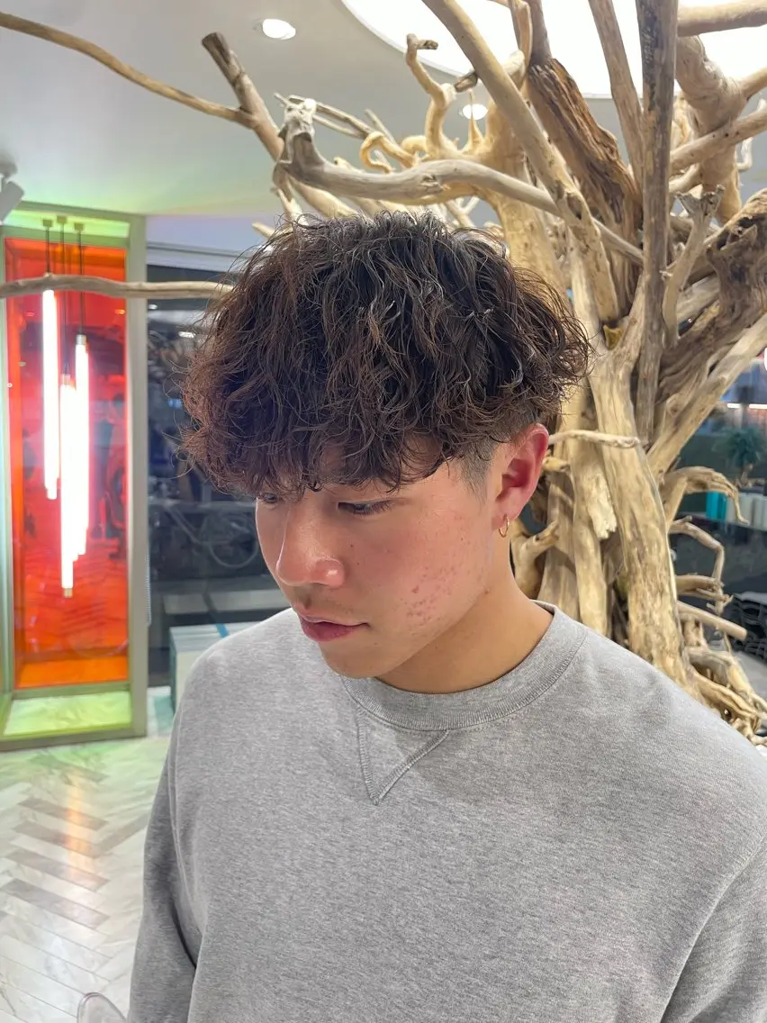 ショート カラー パーマ メンズ メンズパーマ メンズツイストパーマ 波巻きパーマ スパイラルパーマ ツイストパーマ カット ヘアカラー パーマ フェザーショート⚡️ REONのヘアスタイル