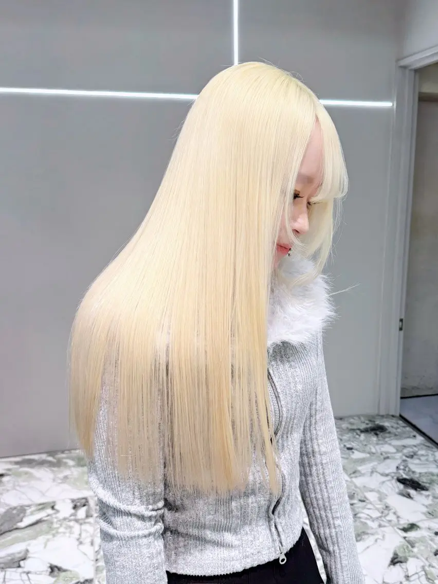 ロング カラー ブロンド ハイトーンカラー ホワイトブロンド ヘアカラー RIHO🎀栄 ハイトーン×顔周りのヘアスタイル