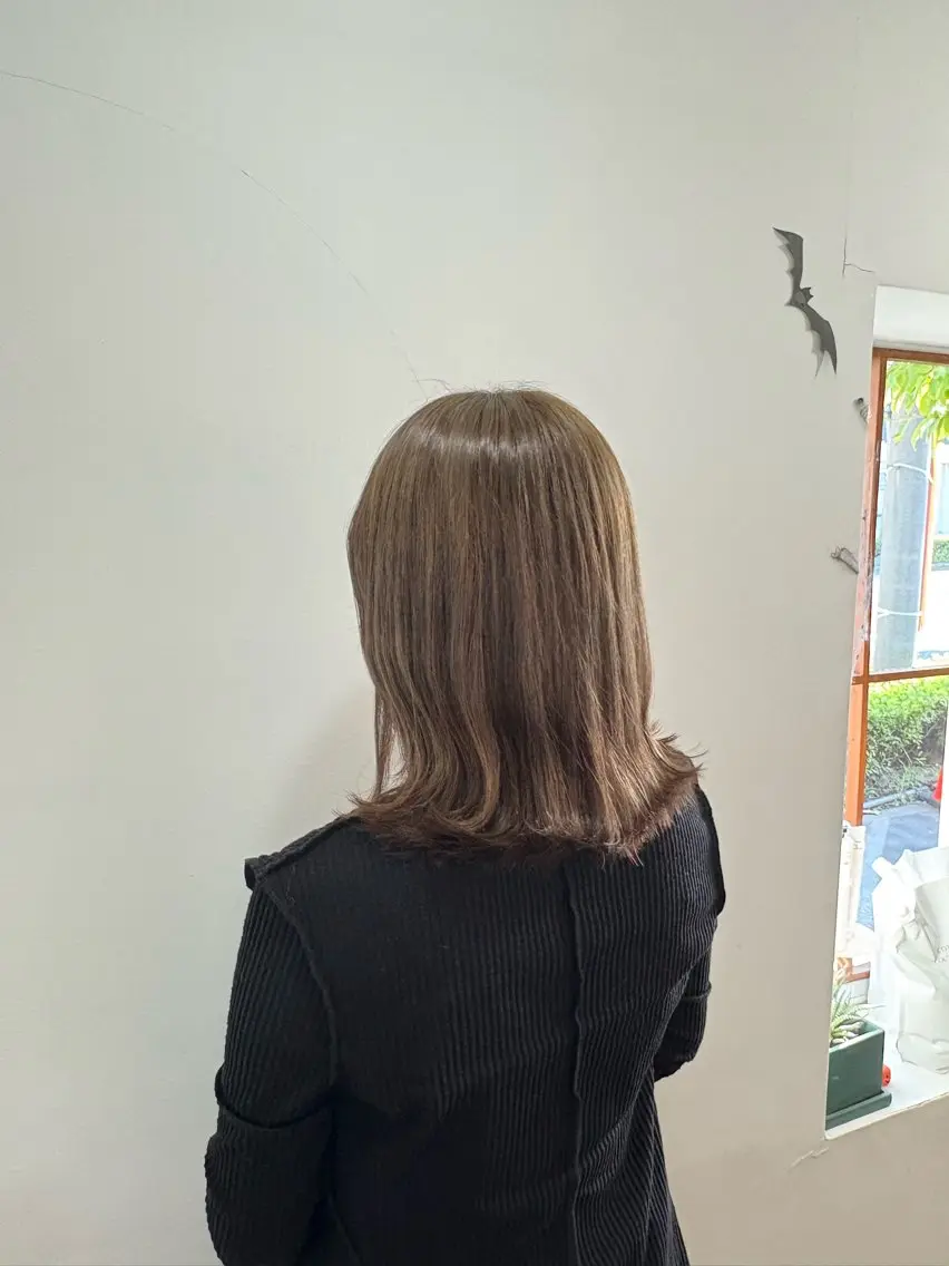 ミディアム カラー ベージュカラー ブリーチ ミルクティーベージュ ヘアカラー mopa yuiのヘアスタイル