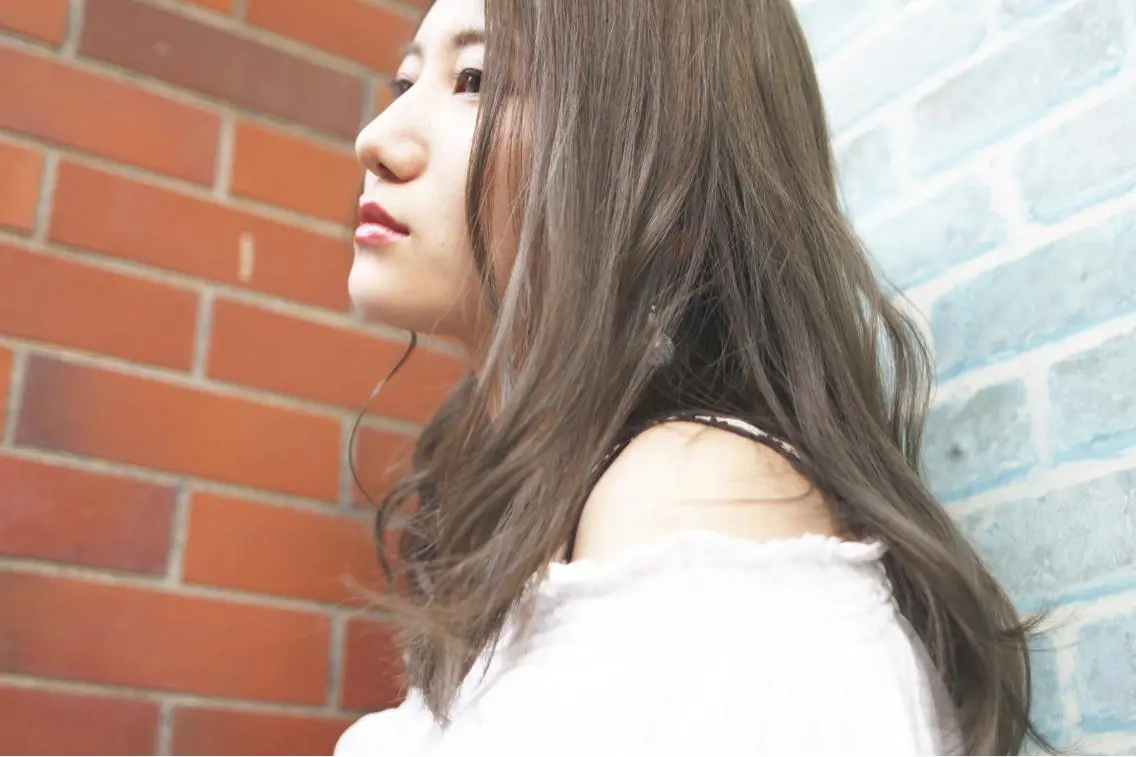セミロング カラー ベージュカラー グレージュ シルバー 松田 由貴のヘアスタイル