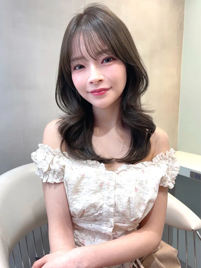 ミディアム カラー ヘアアレンジ ミディアムレイヤー グレージュ くびれヘア 顔まわりレイヤー 韓国風ヘア レイヤー縮毛矯正 ささきすずね💗のヘアスタイル